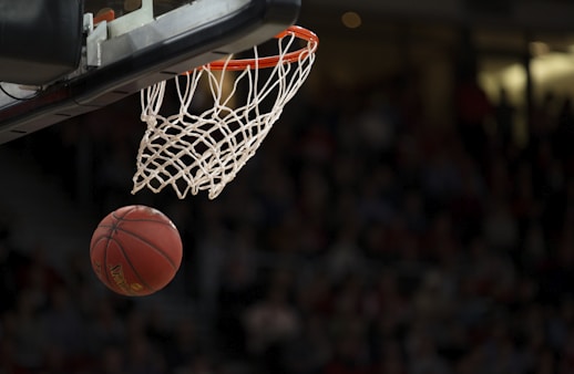 篮球比赛精彩扣篮瞬间，职业球员在NBA赛场上高高跃起完成暴扣